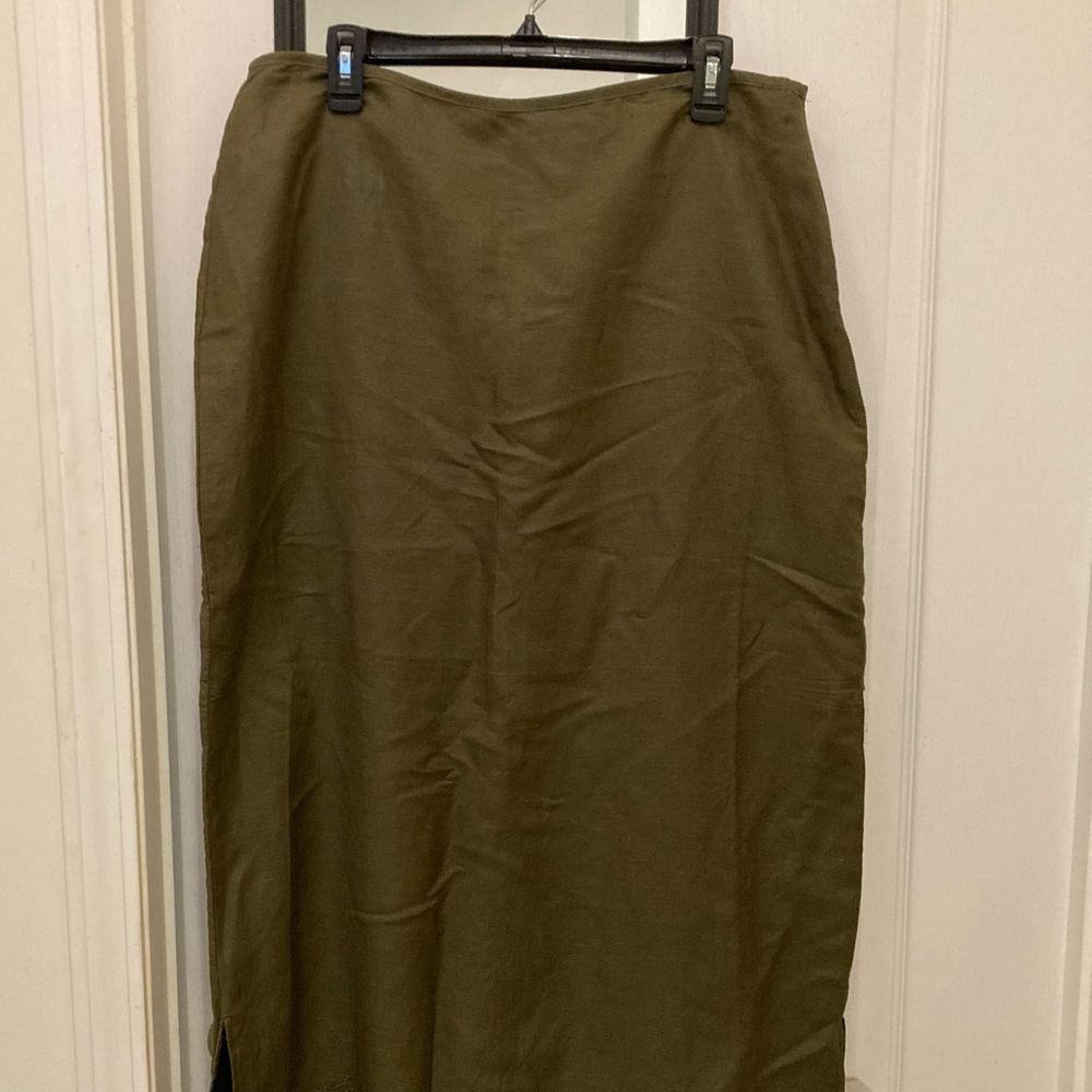 Nan Sport Wear olive skirt with lace detailing at hem. Fully lined. 1X.